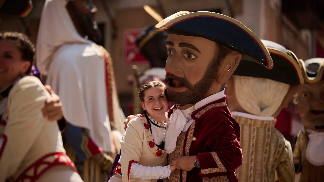 La Comparsa de Gigantes y Cabezudos realiza su última salida de San Fermín 2025 con bailes en la plaza del Ayuntamiento. PABLO LASAOSA
