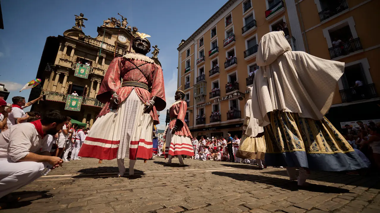 La Comparsa de Gigantes y Cabezudos realiza su última salida de San Fermín 2025 con bailes en la plaza del Ayuntamiento. PABLO LASAOSA