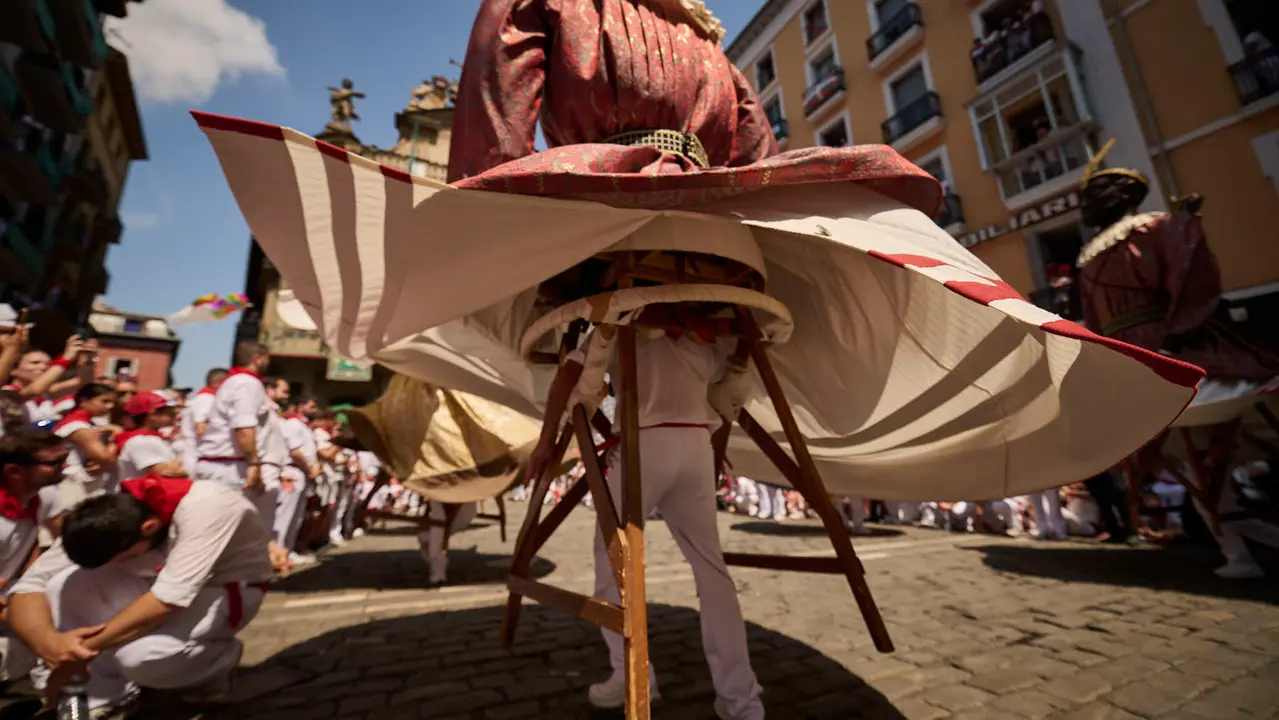 La Comparsa de Gigantes y Cabezudos realiza su última salida de San Fermín 2025 con bailes en la plaza del Ayuntamiento. PABLO LASAOSA