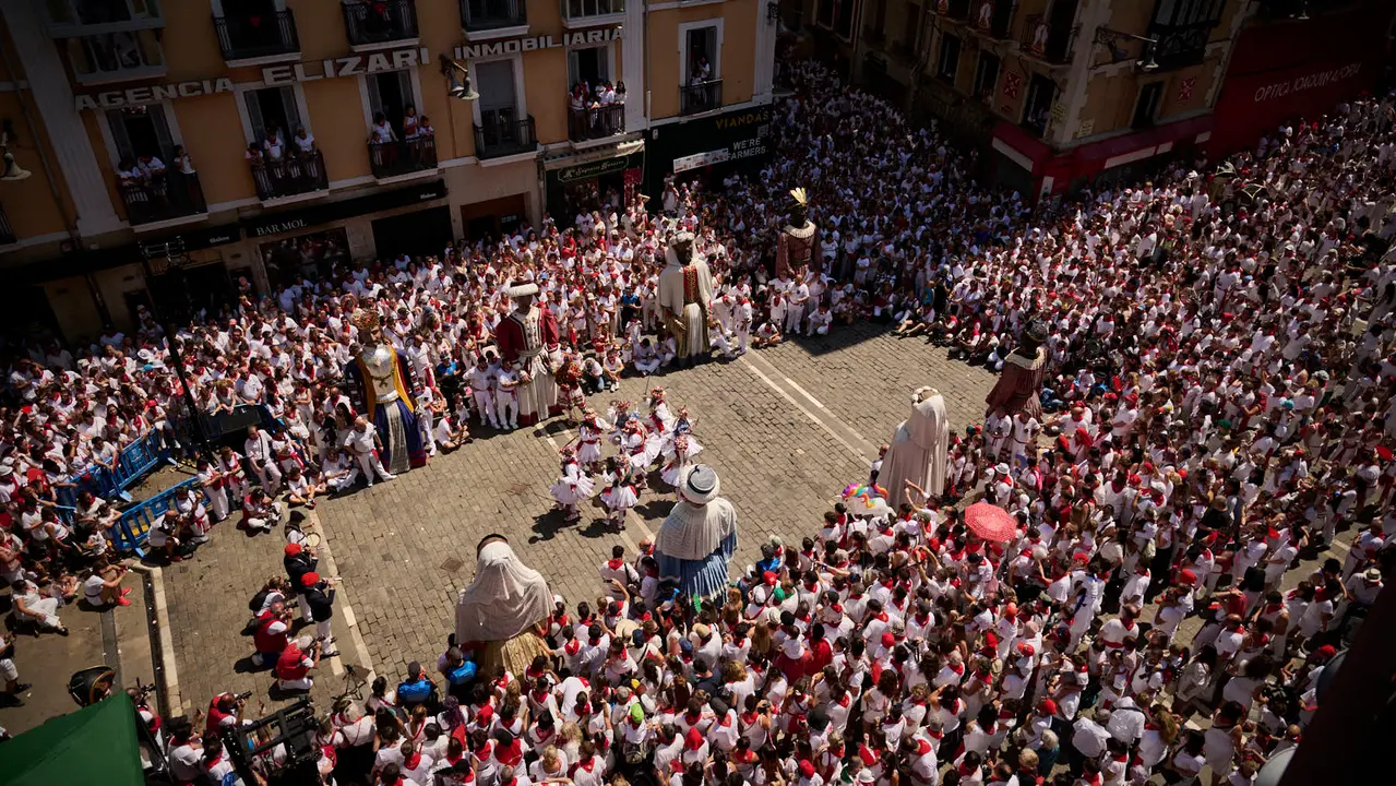 La Comparsa de Gigantes y Cabezudos realiza su última salida de San Fermín 2025 con bailes en la plaza del Ayuntamiento. PABLO LASAOSA