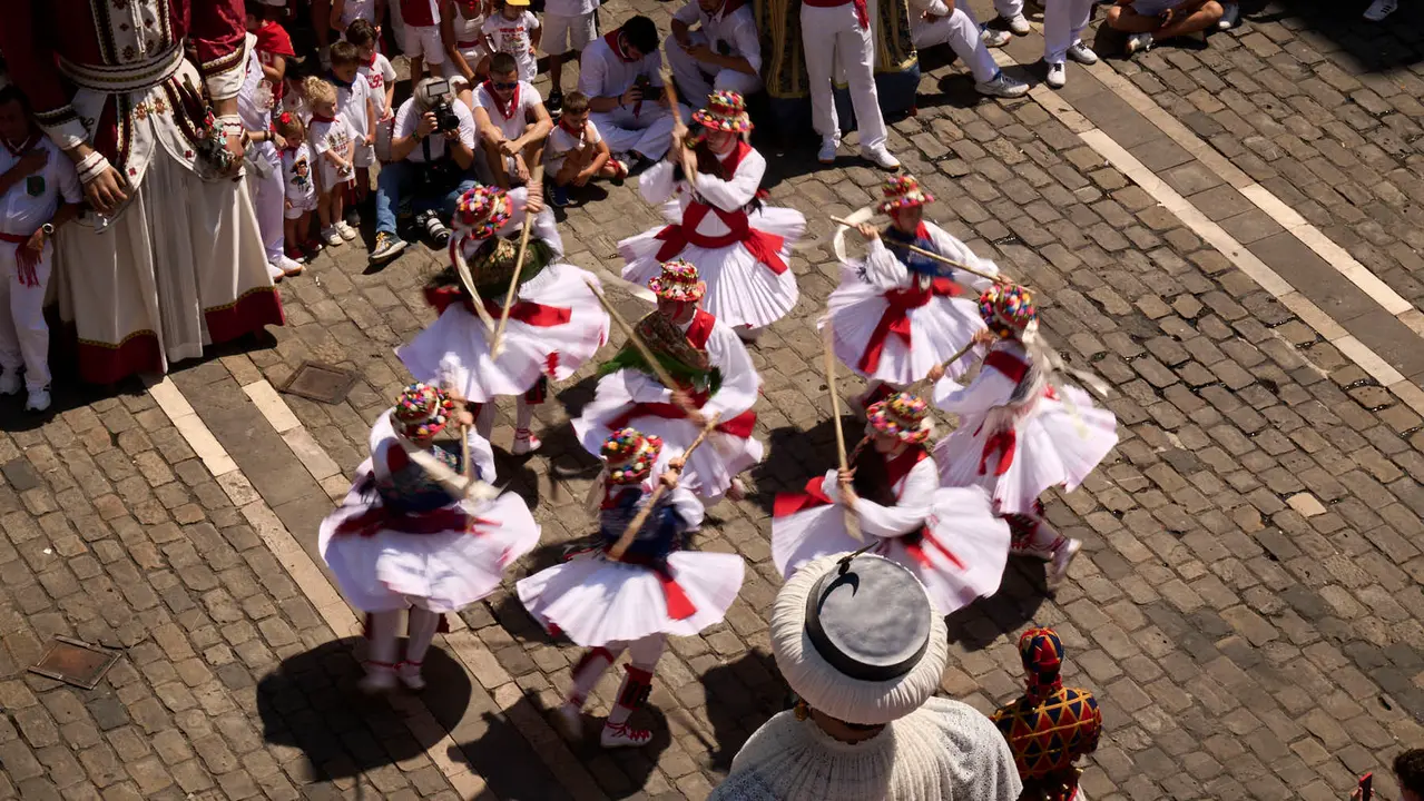 La Comparsa de Gigantes y Cabezudos realiza su última salida de San Fermín 2025 con bailes en la plaza del Ayuntamiento. PABLO LASAOSA