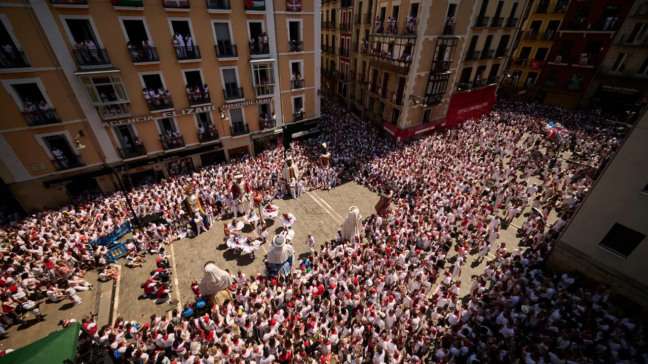 La Comparsa de Gigantes y Cabezudos realiza su última salida de San Fermín 2025 con bailes en la plaza del Ayuntamiento. PABLO LASAOSA