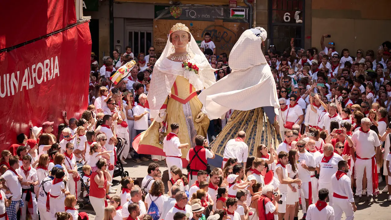 La Comparsa de Gigantes y Cabezudos realiza su última salida de San Fermín 2025 con bailes en la plaza del Ayuntamiento. PABLO LASAOSA