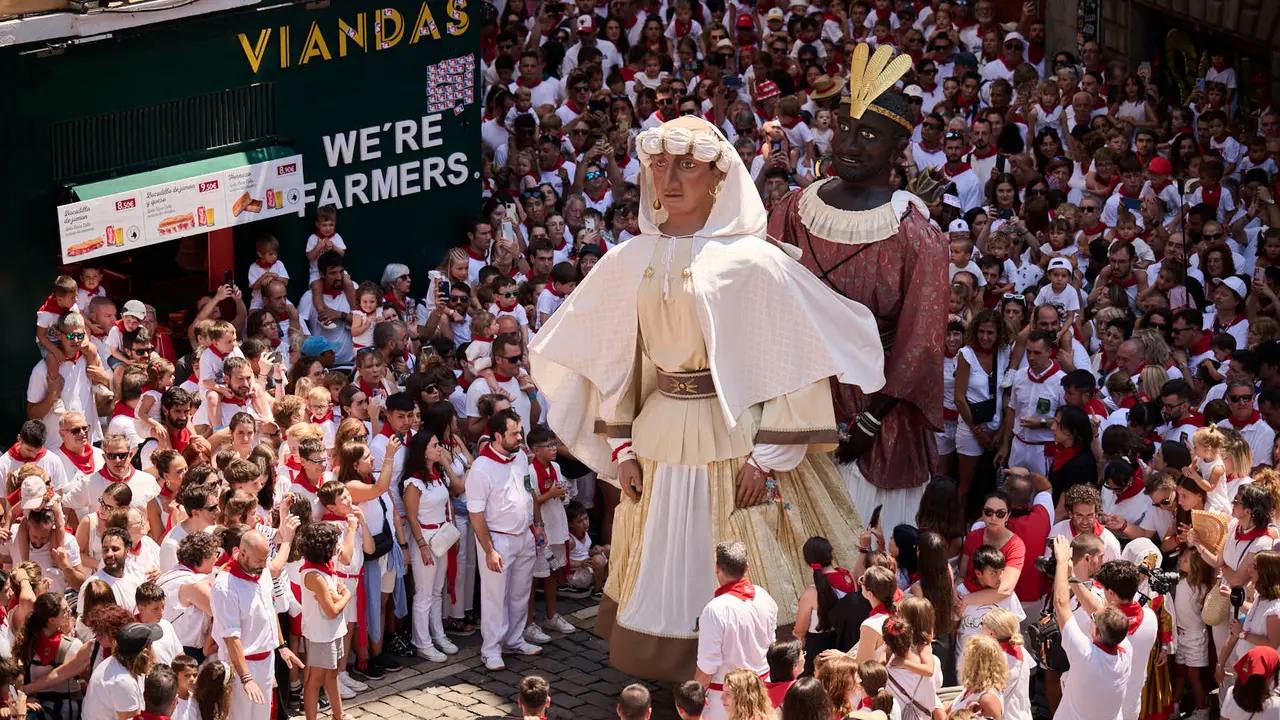 La Comparsa de Gigantes y Cabezudos realiza su última salida de San Fermín 2025 con bailes en la plaza del Ayuntamiento. PABLO LASAOSA