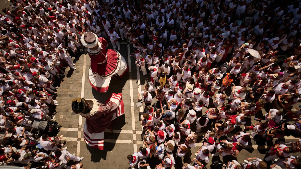 La Comparsa de Gigantes y Cabezudos realiza su última salida de San Fermín 2025 con bailes en la plaza del Ayuntamiento. PABLO LASAOSA