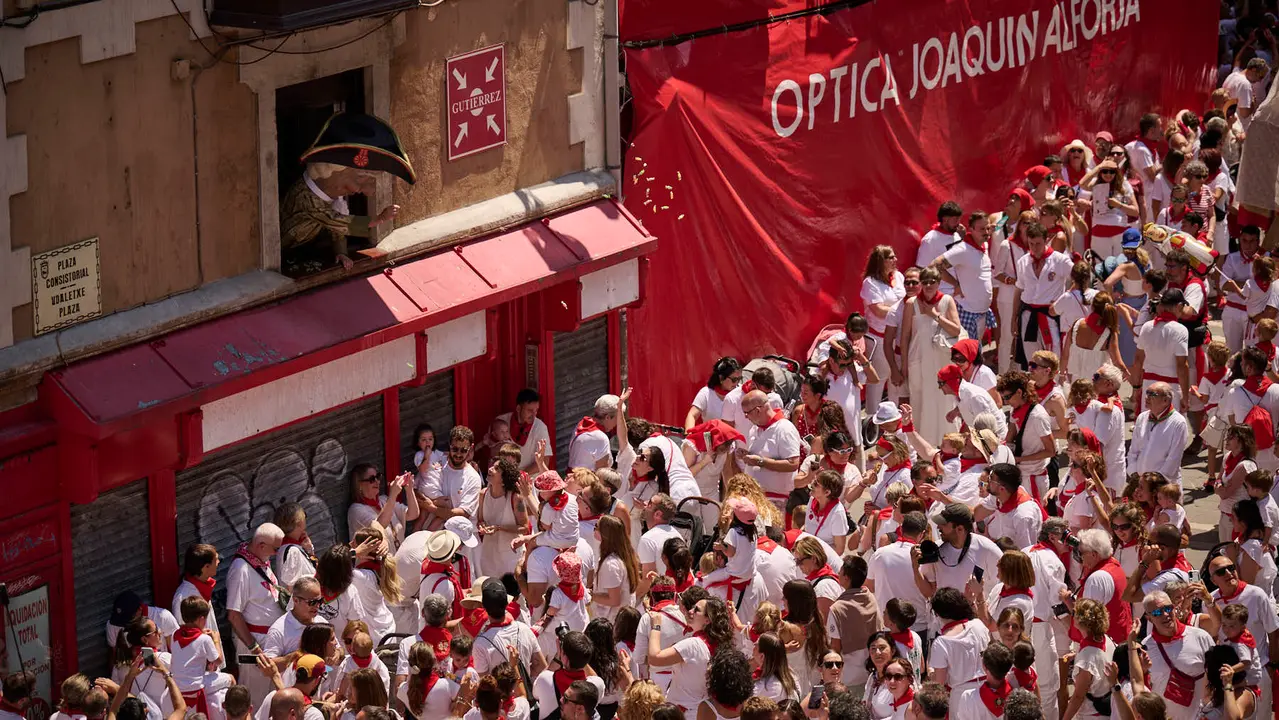 La Comparsa de Gigantes y Cabezudos realiza su última salida de San Fermín 2025 con bailes en la plaza del Ayuntamiento. PABLO LASAOSA