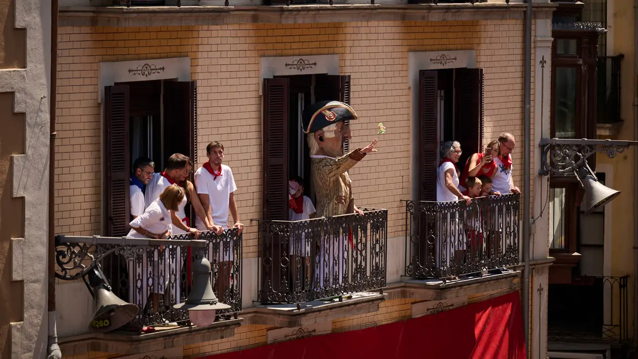 La Comparsa de Gigantes y Cabezudos realiza su última salida de San Fermín 2025 con bailes en la plaza del Ayuntamiento. PABLO LASAOSA