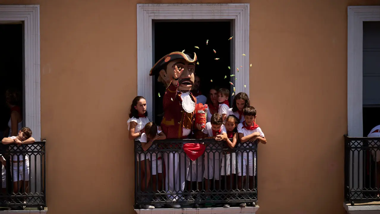 La Comparsa de Gigantes y Cabezudos realiza su última salida de San Fermín 2025 con bailes en la plaza del Ayuntamiento. PABLO LASAOSA