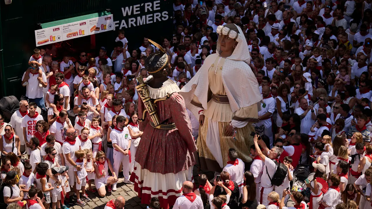 La Comparsa de Gigantes y Cabezudos realiza su última salida de San Fermín 2025 con bailes en la plaza del Ayuntamiento. PABLO LASAOSA