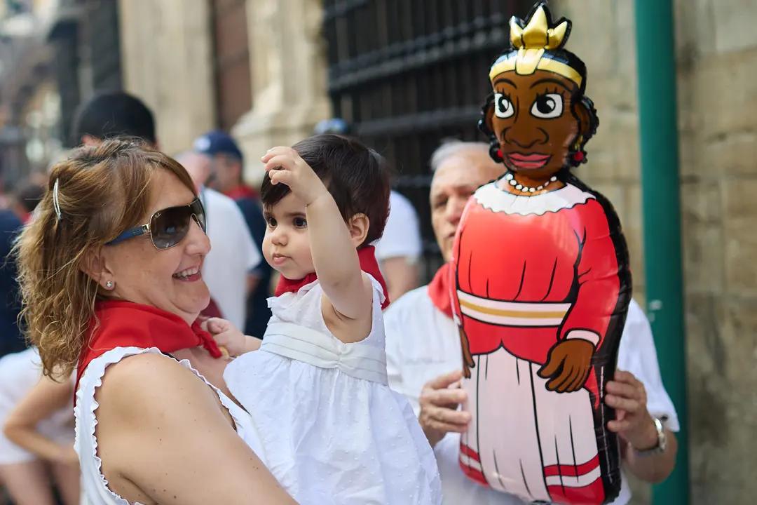 La Comparsa de Gigantes y Cabezudos recorre sus últimos metros de las fiestas de San Fermín 2025 de camino a la despedida en la plaza del Ayuntamiento de Pamplona. IÑIGO ALZUGARAY