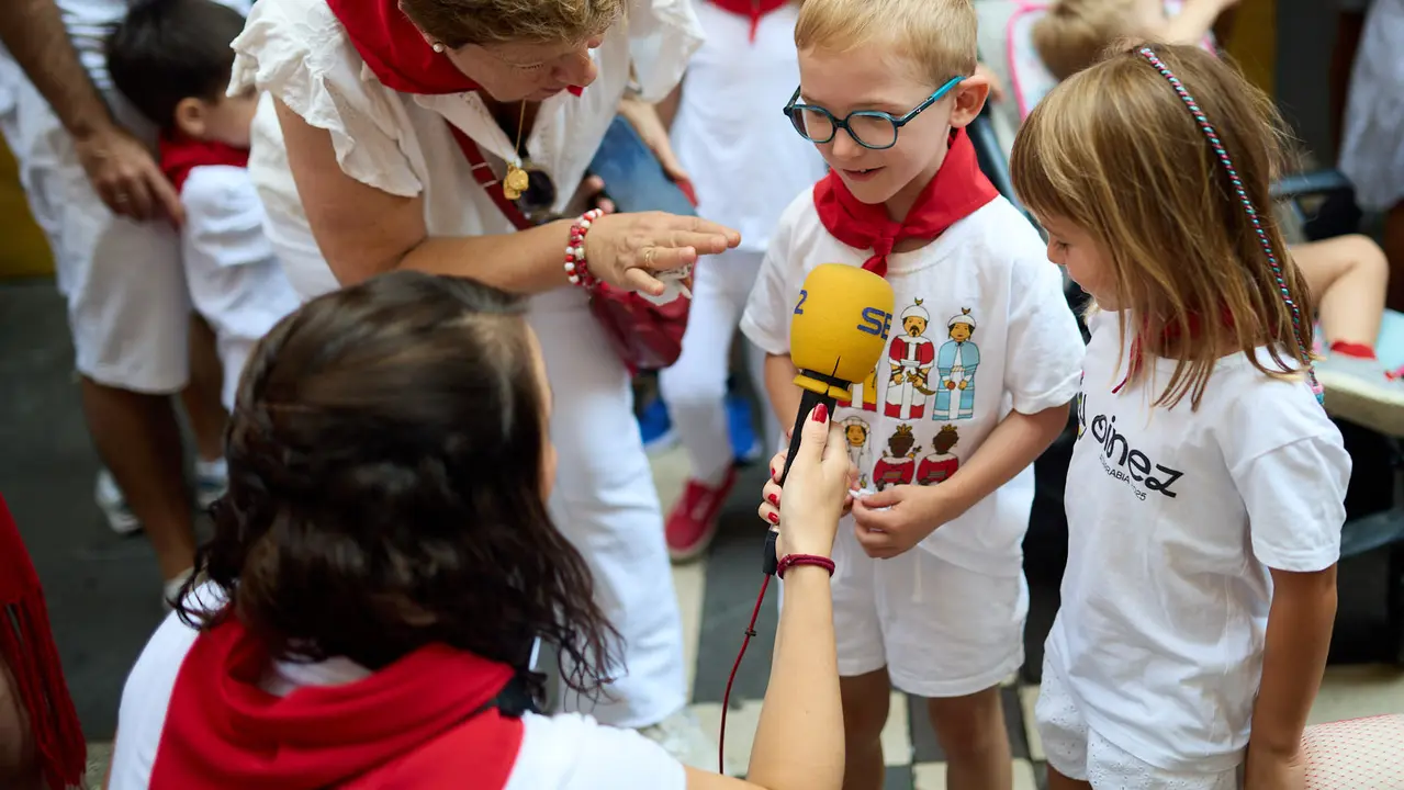 La Comparsa de Gigantes y Cabezudos recorre sus últimos metros de las fiestas de San Fermín 2025 de camino a la despedida en la plaza del Ayuntamiento de Pamplona. IÑIGO ALZUGARAY