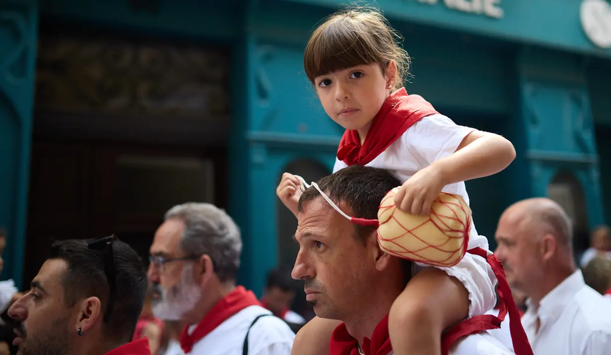 La Comparsa de Gigantes y Cabezudos recorre sus últimos metros de las fiestas de San Fermín 2025 de camino a la despedida en la plaza del Ayuntamiento de Pamplona. IÑIGO ALZUGARAY