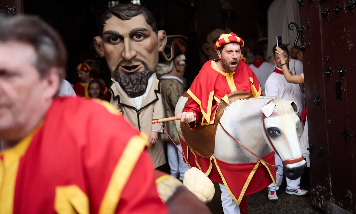 La Comparsa de Gigantes y Cabezudos recorre sus últimos metros de las fiestas de San Fermín 2025 de camino a la despedida en la plaza del Ayuntamiento de Pamplona. IÑIGO ALZUGARAY