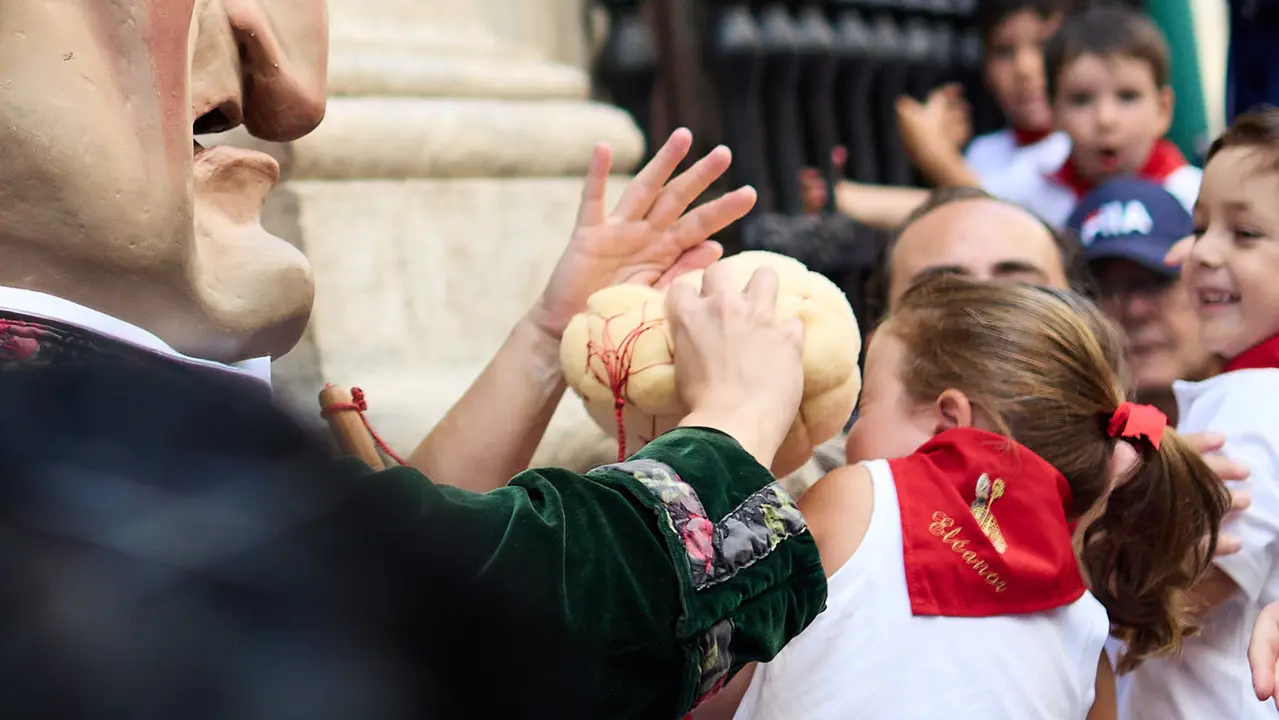 La Comparsa de Gigantes y Cabezudos recorre sus últimos metros de las fiestas de San Fermín 2025 de camino a la despedida en la plaza del Ayuntamiento de Pamplona. IÑIGO ALZUGARAY