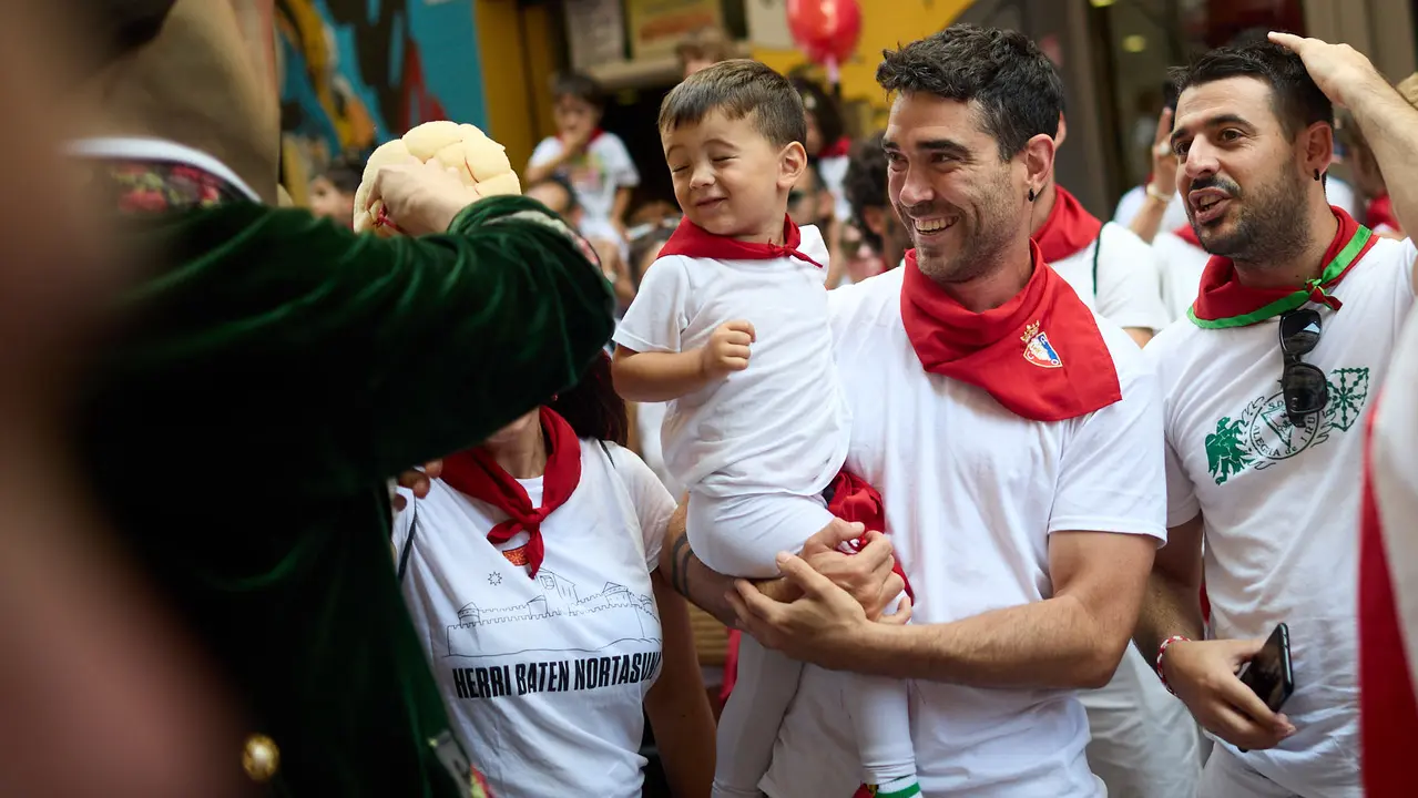 La Comparsa de Gigantes y Cabezudos recorre sus últimos metros de las fiestas de San Fermín 2025 de camino a la despedida en la plaza del Ayuntamiento de Pamplona. IÑIGO ALZUGARAY