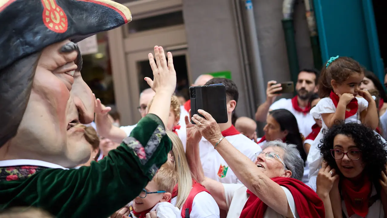 La Comparsa de Gigantes y Cabezudos recorre sus últimos metros de las fiestas de San Fermín 2025 de camino a la despedida en la plaza del Ayuntamiento de Pamplona. IÑIGO ALZUGARAY