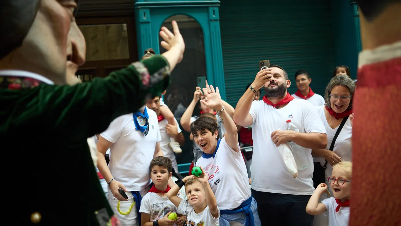 La Comparsa de Gigantes y Cabezudos recorre sus últimos metros de las fiestas de San Fermín 2025 de camino a la despedida en la plaza del Ayuntamiento de Pamplona. IÑIGO ALZUGARAY