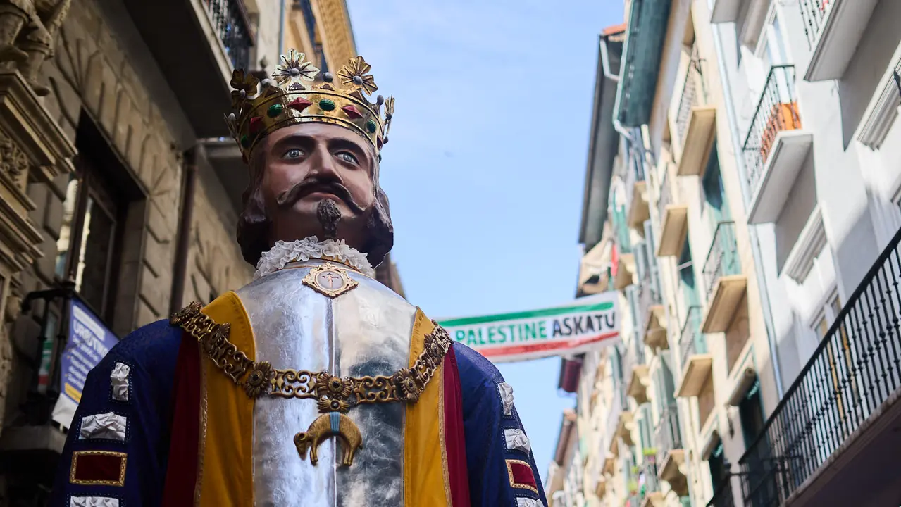 La Comparsa de Gigantes y Cabezudos recorre sus últimos metros de las fiestas de San Fermín 2025 de camino a la despedida en la plaza del Ayuntamiento de Pamplona. IÑIGO ALZUGARAY