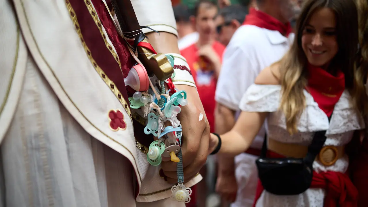 La Comparsa de Gigantes y Cabezudos recorre sus últimos metros de las fiestas de San Fermín 2025 de camino a la despedida en la plaza del Ayuntamiento de Pamplona. IÑIGO ALZUGARAY