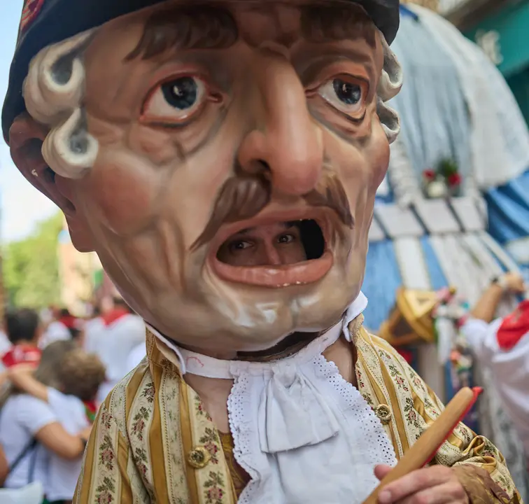 La Comparsa de Gigantes y Cabezudos recorre sus últimos metros de las fiestas de San Fermín 2025 de camino a la despedida en la plaza del Ayuntamiento de Pamplona. IÑIGO ALZUGARAY