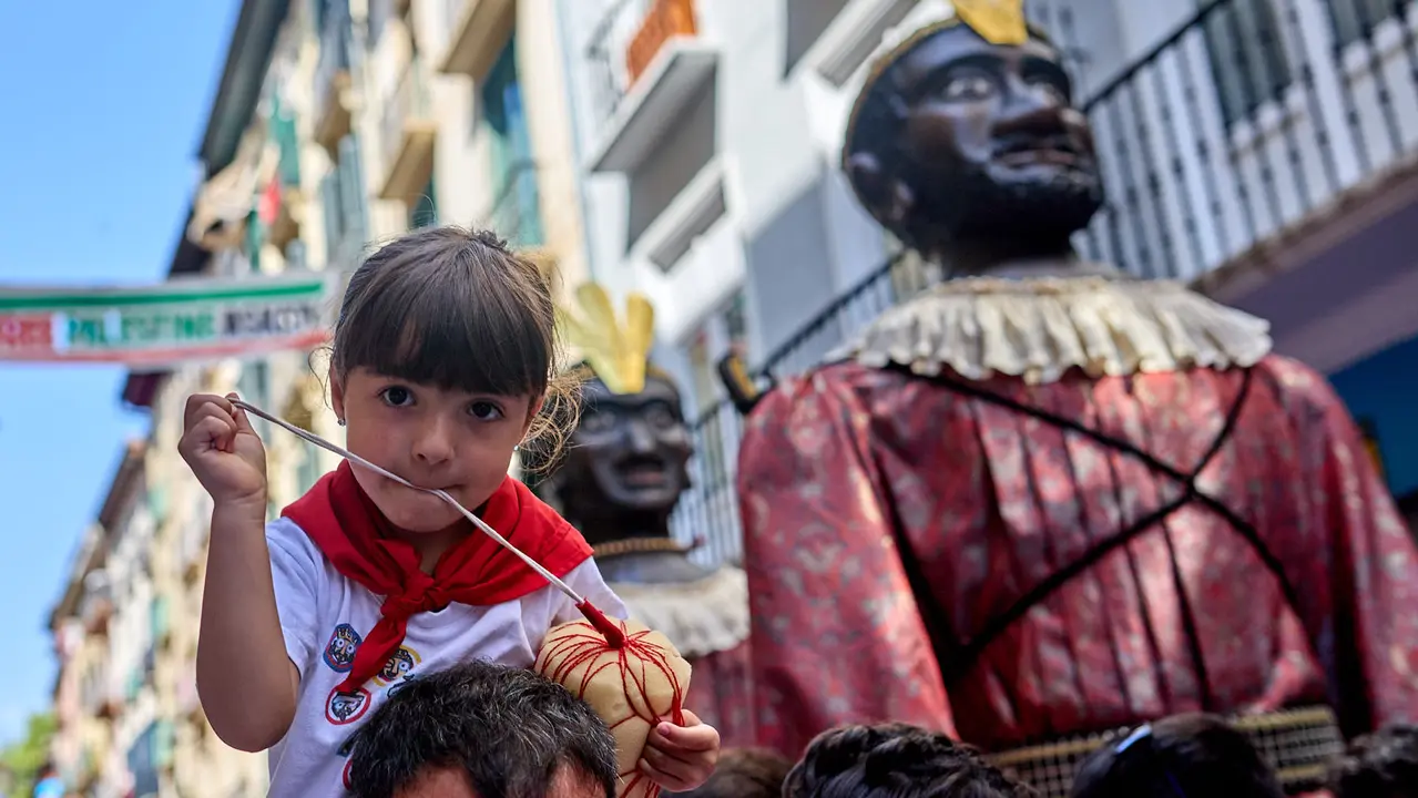 La Comparsa de Gigantes y Cabezudos recorre sus últimos metros de las fiestas de San Fermín 2025 de camino a la despedida en la plaza del Ayuntamiento de Pamplona. IÑIGO ALZUGARAY