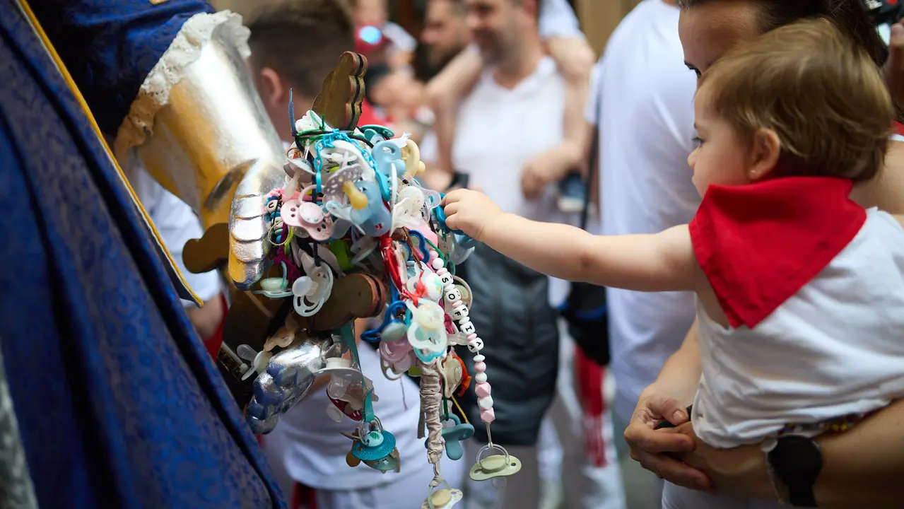 La Comparsa de Gigantes y Cabezudos recorre sus últimos metros de las fiestas de San Fermín 2025 de camino a la despedida en la plaza del Ayuntamiento de Pamplona. IÑIGO ALZUGARAY