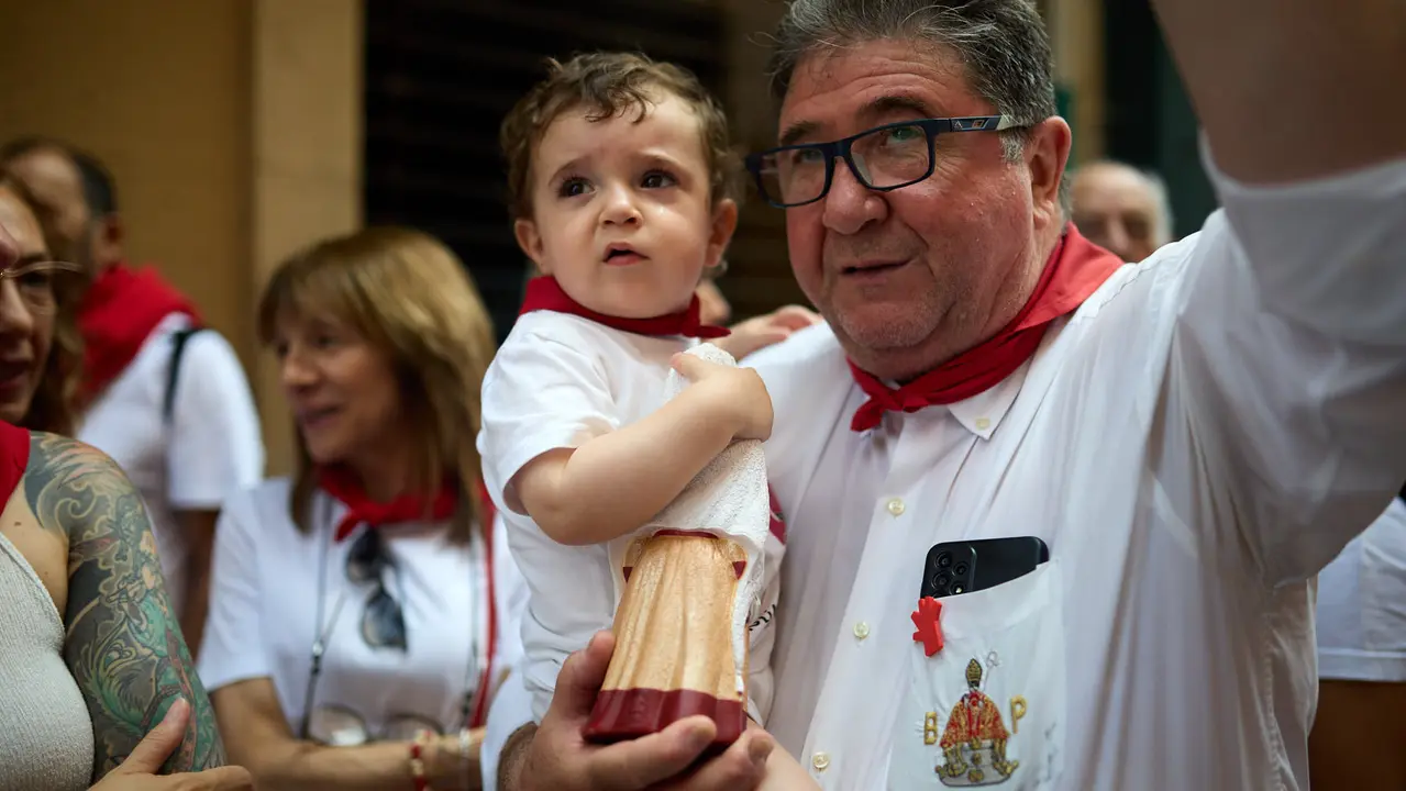 La Comparsa de Gigantes y Cabezudos recorre sus últimos metros de las fiestas de San Fermín 2025 de camino a la despedida en la plaza del Ayuntamiento de Pamplona. IÑIGO ALZUGARAY