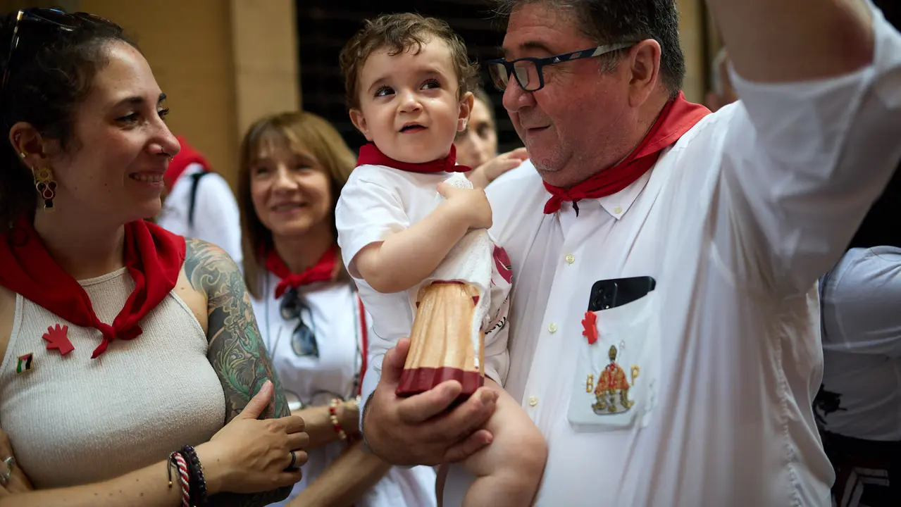 La Comparsa de Gigantes y Cabezudos recorre sus últimos metros de las fiestas de San Fermín 2025 de camino a la despedida en la plaza del Ayuntamiento de Pamplona. IÑIGO ALZUGARAY