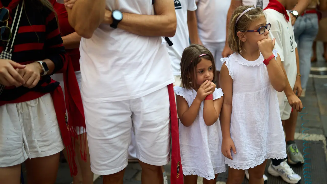 La Comparsa de Gigantes y Cabezudos recorre sus últimos metros de las fiestas de San Fermín 2025 de camino a la despedida en la plaza del Ayuntamiento de Pamplona. IÑIGO ALZUGARAY