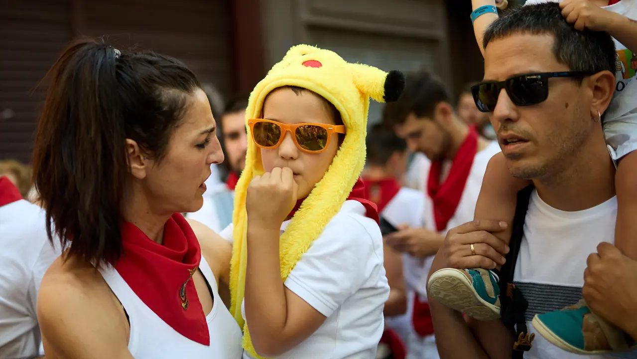 La Comparsa de Gigantes y Cabezudos recorre sus últimos metros de las fiestas de San Fermín 2025 de camino a la despedida en la plaza del Ayuntamiento de Pamplona. IÑIGO ALZUGARAY