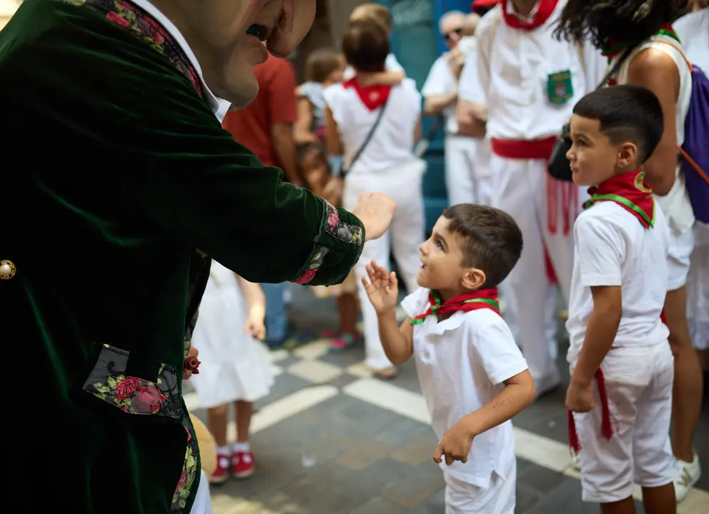 La Comparsa de Gigantes y Cabezudos recorre sus últimos metros de las fiestas de San Fermín 2025 de camino a la despedida en la plaza del Ayuntamiento de Pamplona. IÑIGO ALZUGARAY