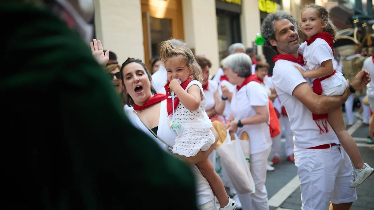 La Comparsa de Gigantes y Cabezudos recorre sus últimos metros de las fiestas de San Fermín 2025 de camino a la despedida en la plaza del Ayuntamiento de Pamplona. IÑIGO ALZUGARAY