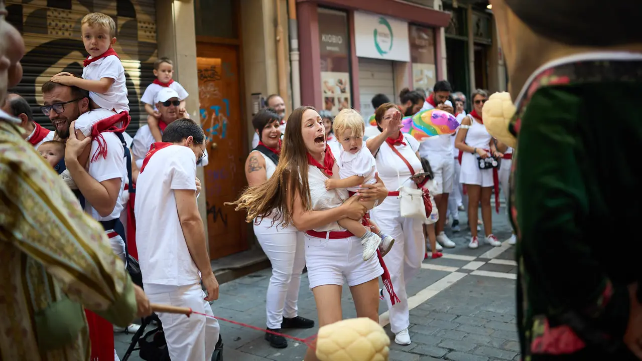 La Comparsa de Gigantes y Cabezudos recorre sus últimos metros de las fiestas de San Fermín 2025 de camino a la despedida en la plaza del Ayuntamiento de Pamplona. IÑIGO ALZUGARAY