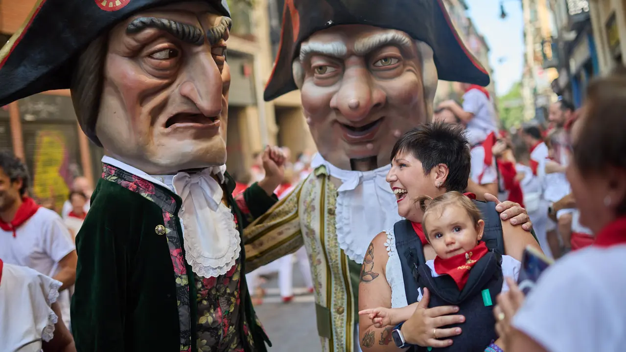 La Comparsa de Gigantes y Cabezudos recorre sus últimos metros de las fiestas de San Fermín 2025 de camino a la despedida en la plaza del Ayuntamiento de Pamplona. IÑIGO ALZUGARAY
