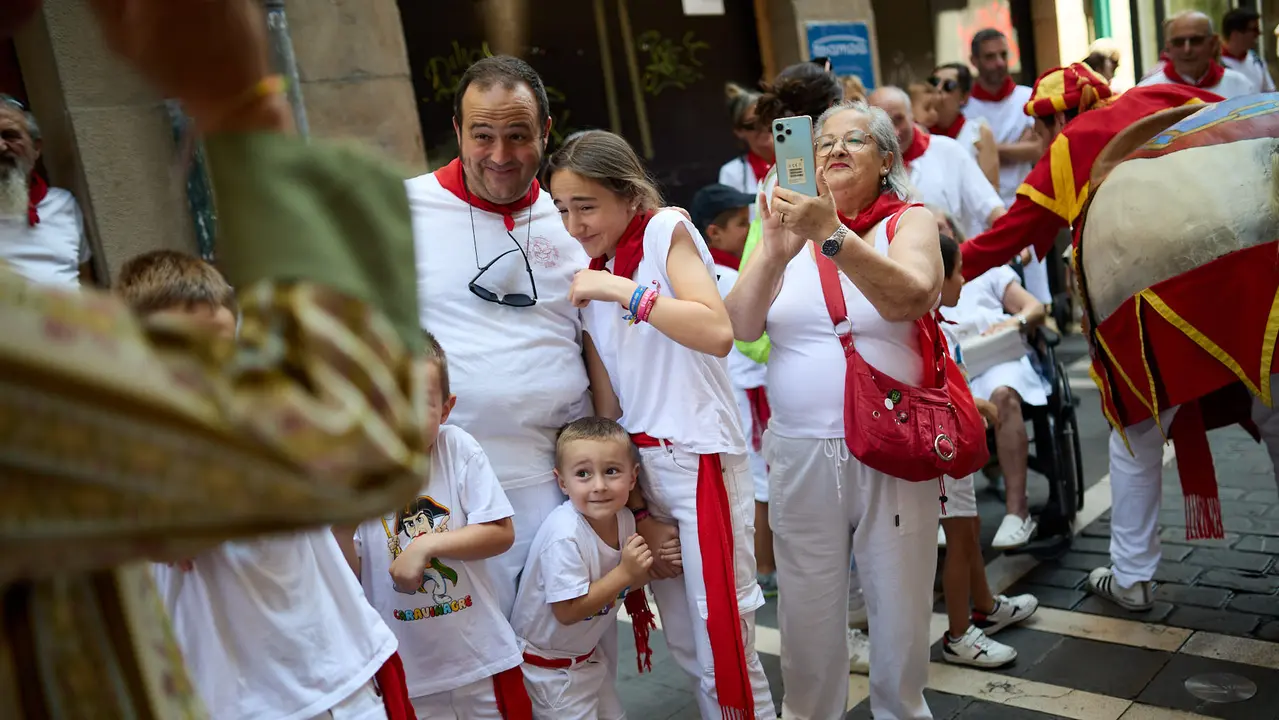 La Comparsa de Gigantes y Cabezudos recorre sus últimos metros de las fiestas de San Fermín 2025 de camino a la despedida en la plaza del Ayuntamiento de Pamplona. IÑIGO ALZUGARAY