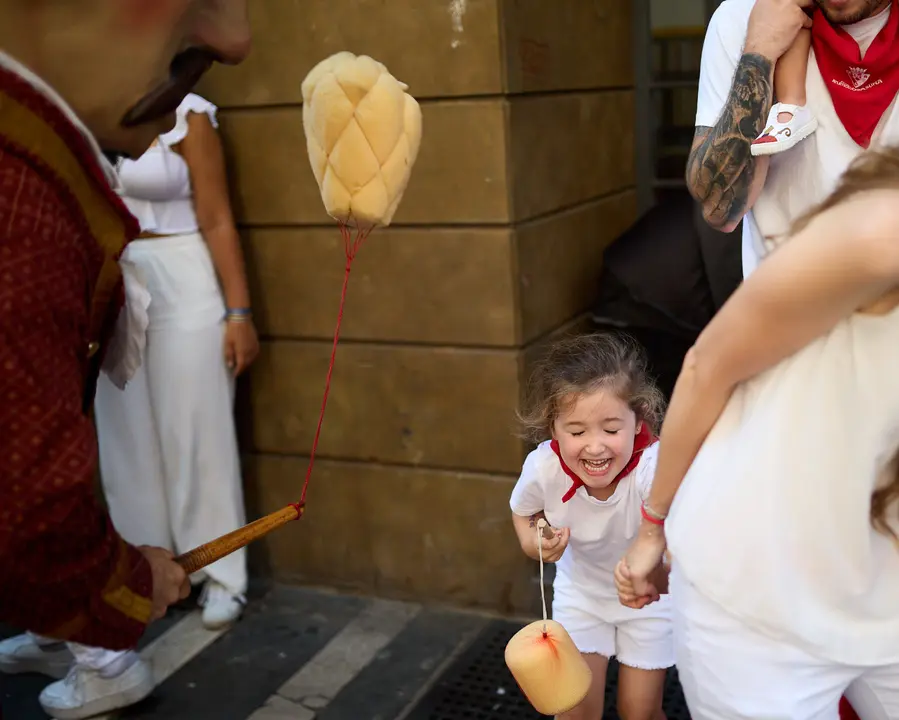 La Comparsa de Gigantes y Cabezudos recorre sus últimos metros de las fiestas de San Fermín 2025 de camino a la despedida en la plaza del Ayuntamiento de Pamplona. IÑIGO ALZUGARAY