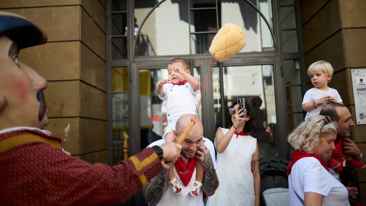 La Comparsa de Gigantes y Cabezudos recorre sus últimos metros de las fiestas de San Fermín 2025 de camino a la despedida en la plaza del Ayuntamiento de Pamplona. IÑIGO ALZUGARAY