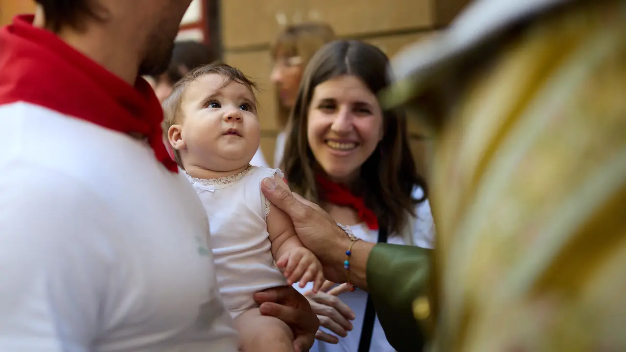La Comparsa de Gigantes y Cabezudos recorre sus últimos metros de las fiestas de San Fermín 2025 de camino a la despedida en la plaza del Ayuntamiento de Pamplona. IÑIGO ALZUGARAY