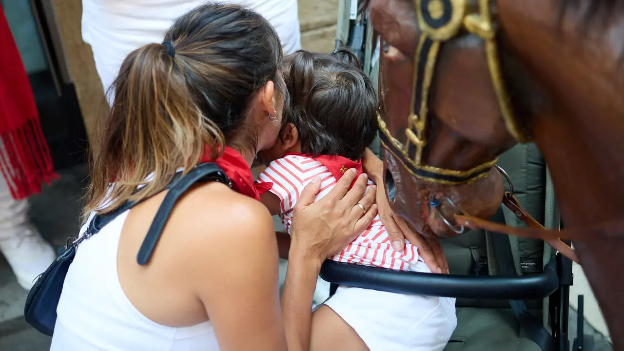 La Comparsa de Gigantes y Cabezudos recorre sus últimos metros de las fiestas de San Fermín 2025 de camino a la despedida en la plaza del Ayuntamiento de Pamplona. IÑIGO ALZUGARAY