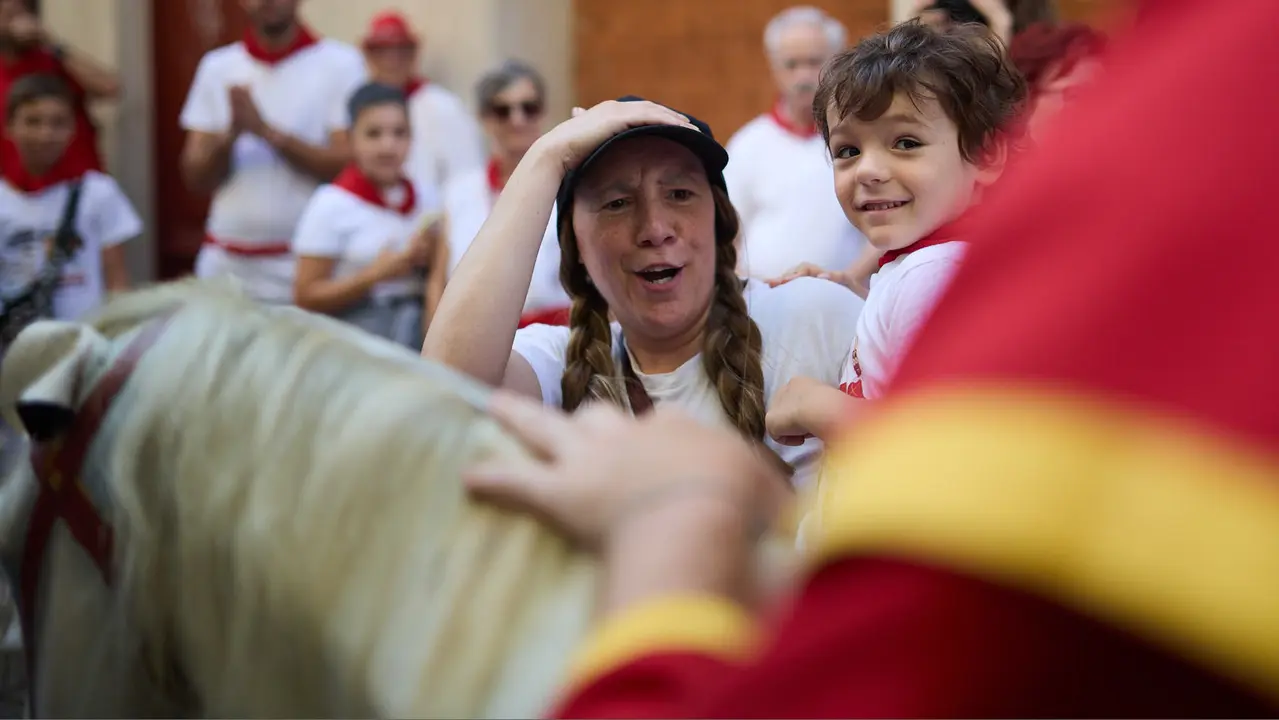 La Comparsa de Gigantes y Cabezudos recorre sus últimos metros de las fiestas de San Fermín 2025 de camino a la despedida en la plaza del Ayuntamiento de Pamplona. IÑIGO ALZUGARAY