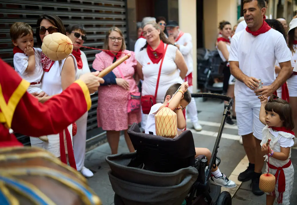 La Comparsa de Gigantes y Cabezudos recorre sus últimos metros de las fiestas de San Fermín 2025 de camino a la despedida en la plaza del Ayuntamiento de Pamplona. IÑIGO ALZUGARAY