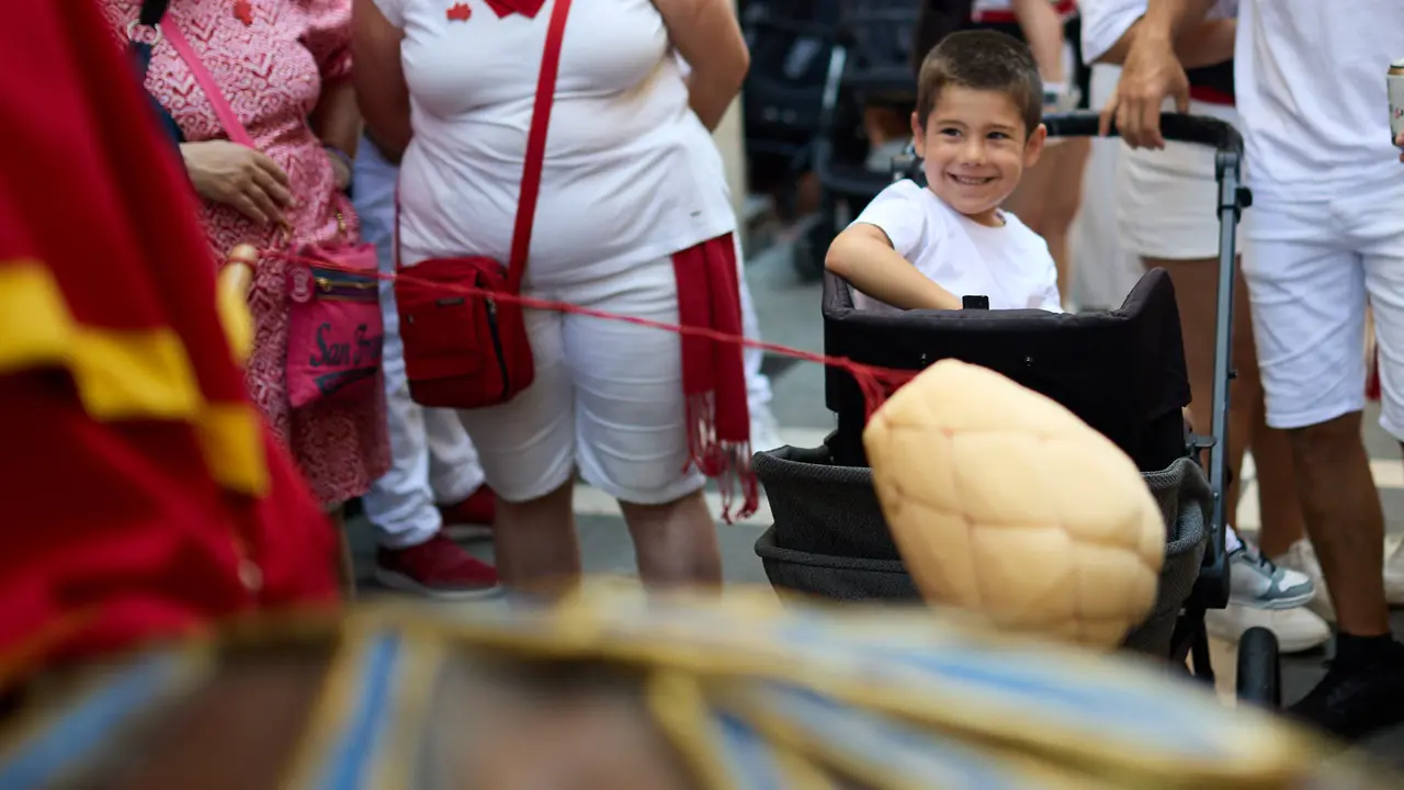 La Comparsa de Gigantes y Cabezudos recorre sus últimos metros de las fiestas de San Fermín 2025 de camino a la despedida en la plaza del Ayuntamiento de Pamplona. IÑIGO ALZUGARAY