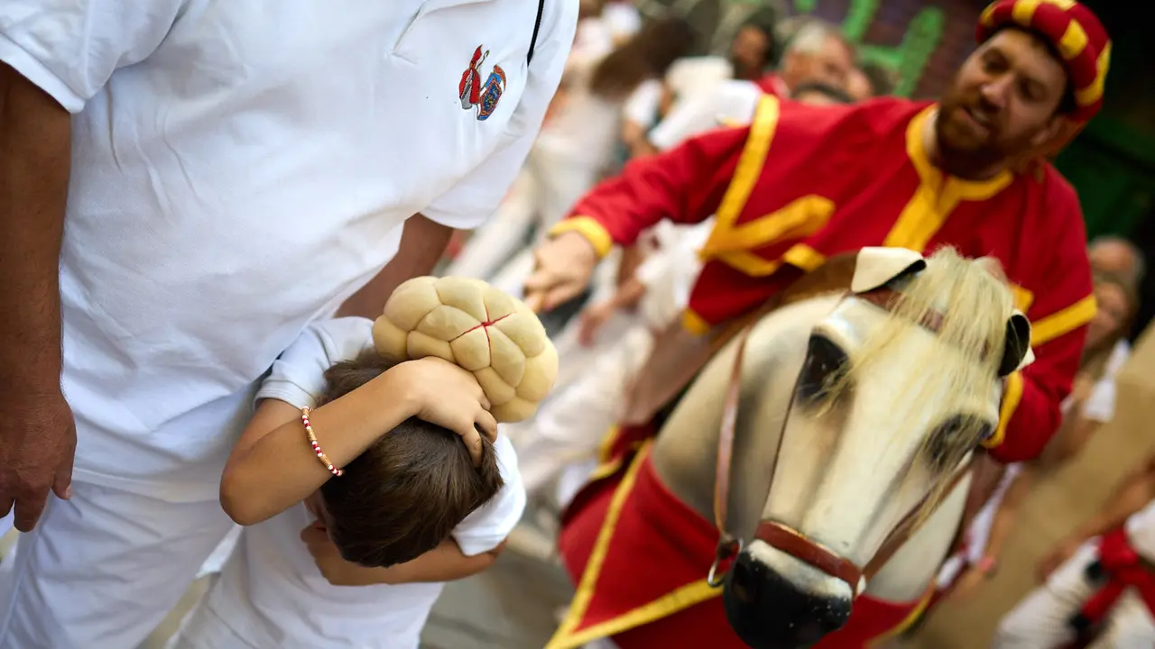 La Comparsa de Gigantes y Cabezudos recorre sus últimos metros de las fiestas de San Fermín 2025 de camino a la despedida en la plaza del Ayuntamiento de Pamplona. IÑIGO ALZUGARAY
