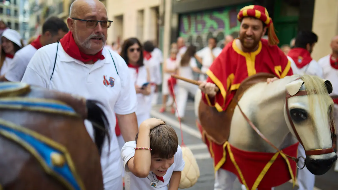 La Comparsa de Gigantes y Cabezudos recorre sus últimos metros de las fiestas de San Fermín 2025 de camino a la despedida en la plaza del Ayuntamiento de Pamplona. IÑIGO ALZUGARAY