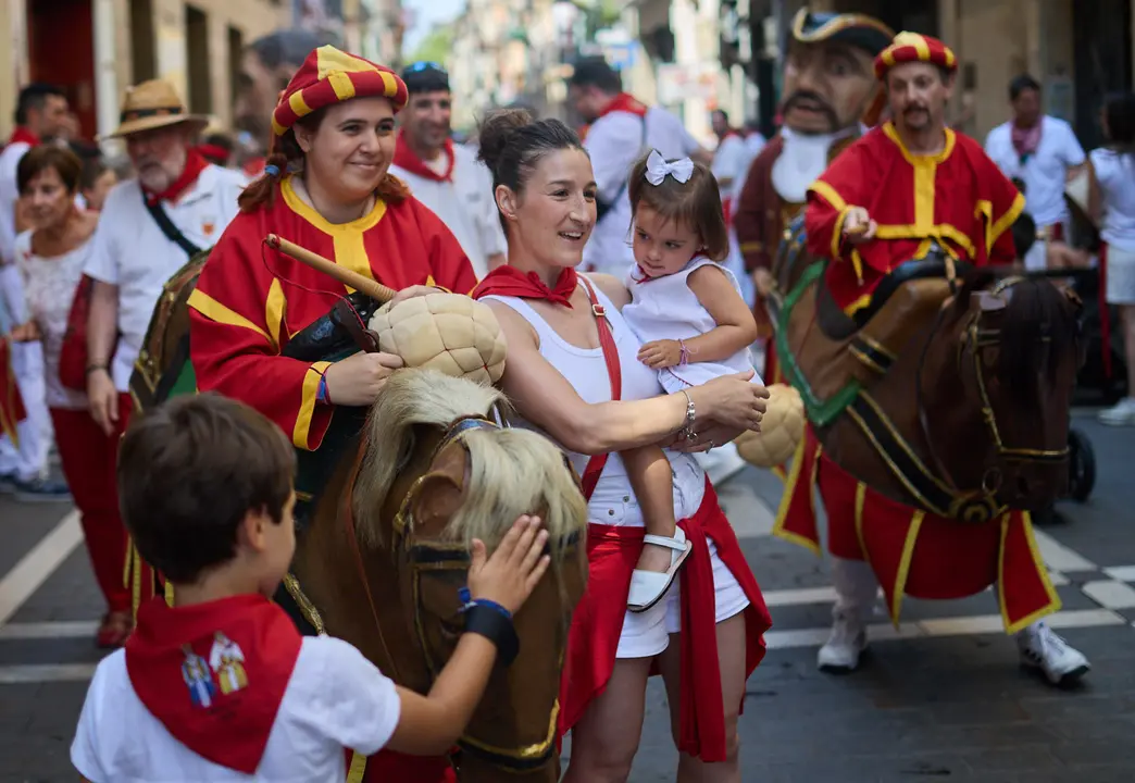 La Comparsa de Gigantes y Cabezudos recorre sus últimos metros de las fiestas de San Fermín 2025 de camino a la despedida en la plaza del Ayuntamiento de Pamplona. IÑIGO ALZUGARAY