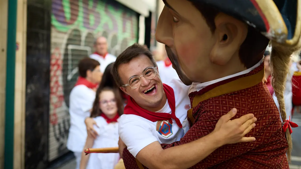 La Comparsa de Gigantes y Cabezudos recorre sus últimos metros de las fiestas de San Fermín 2025 de camino a la despedida en la plaza del Ayuntamiento de Pamplona. IÑIGO ALZUGARAY