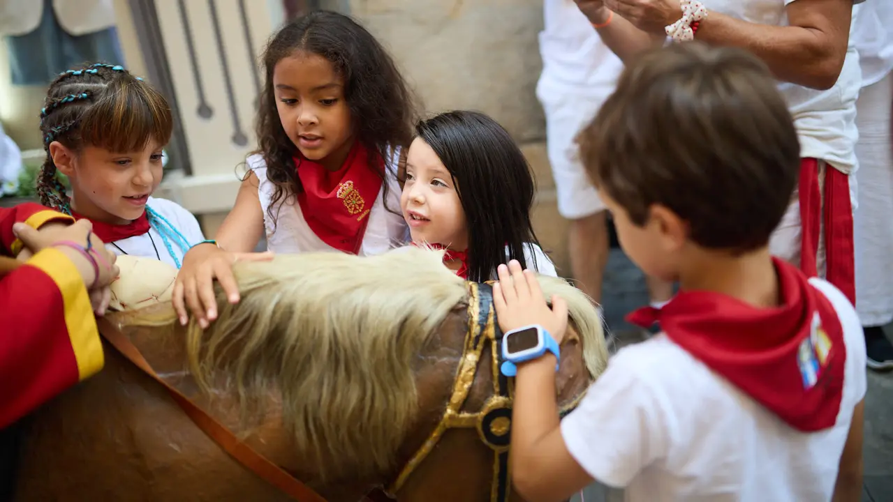 La Comparsa de Gigantes y Cabezudos recorre sus últimos metros de las fiestas de San Fermín 2025 de camino a la despedida en la plaza del Ayuntamiento de Pamplona. IÑIGO ALZUGARAY