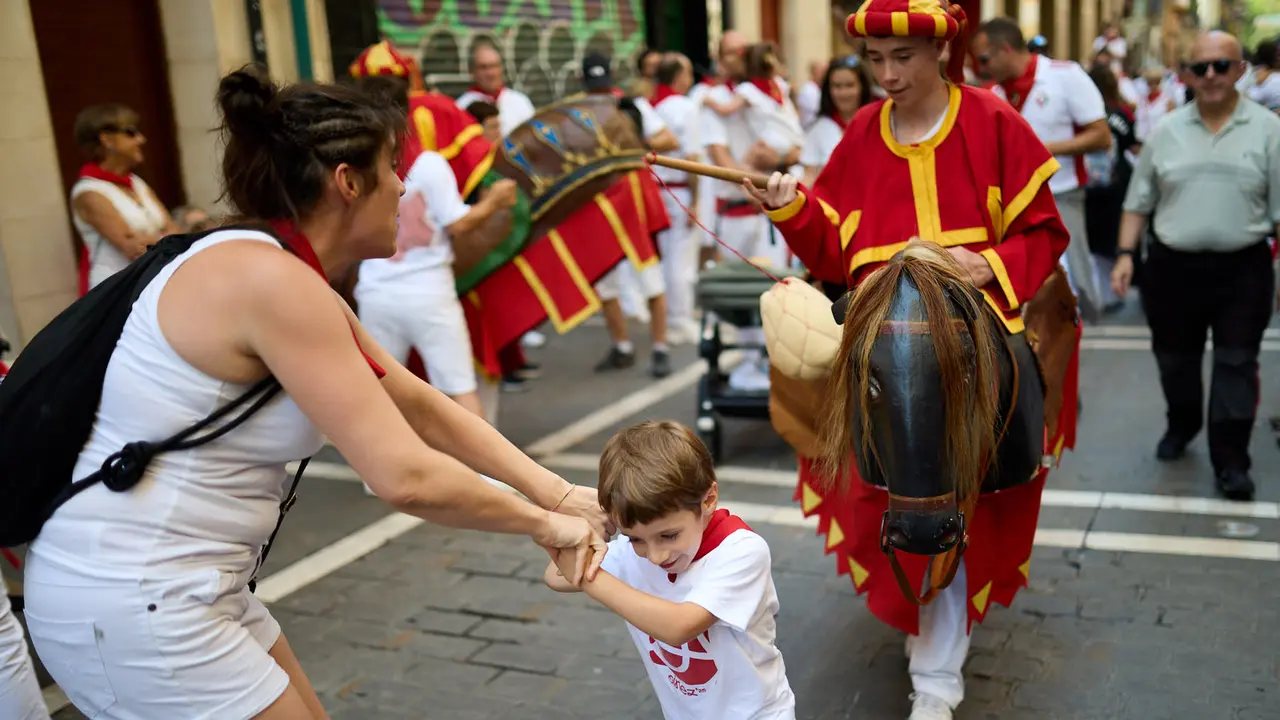 La Comparsa de Gigantes y Cabezudos recorre sus últimos metros de las fiestas de San Fermín 2025 de camino a la despedida en la plaza del Ayuntamiento de Pamplona. IÑIGO ALZUGARAY