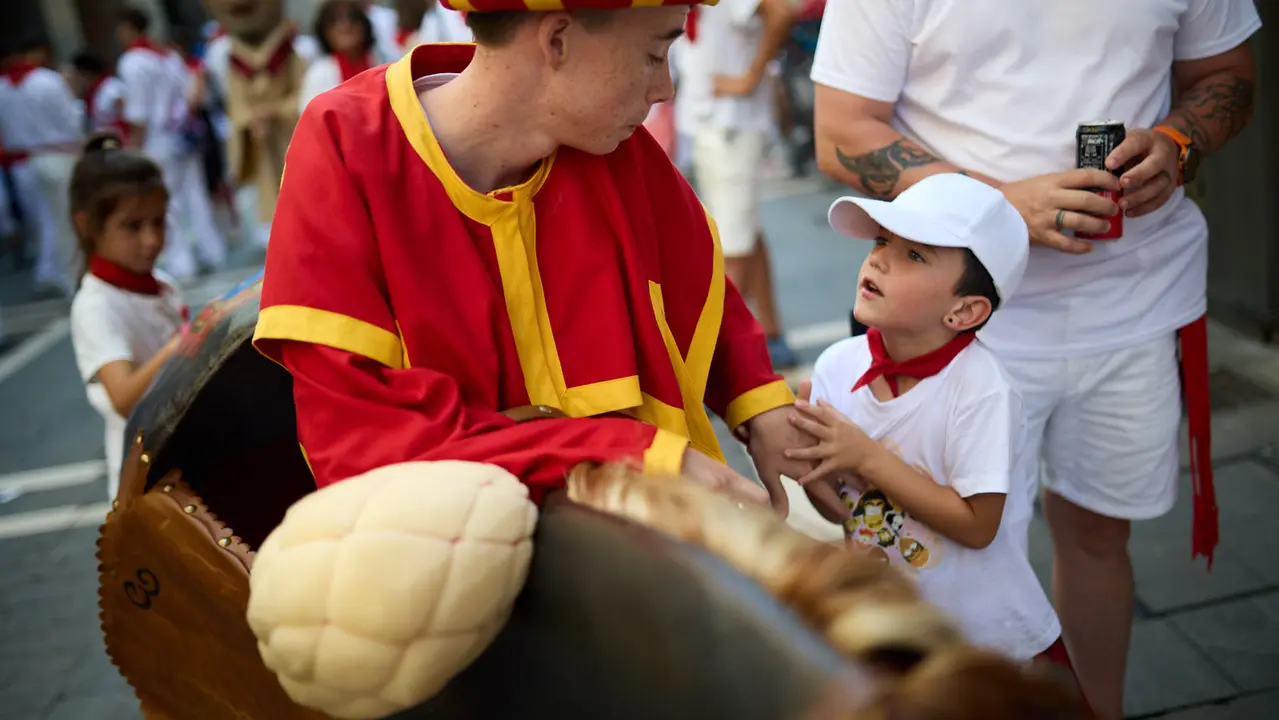 La Comparsa de Gigantes y Cabezudos recorre sus últimos metros de las fiestas de San Fermín 2025 de camino a la despedida en la plaza del Ayuntamiento de Pamplona. IÑIGO ALZUGARAY