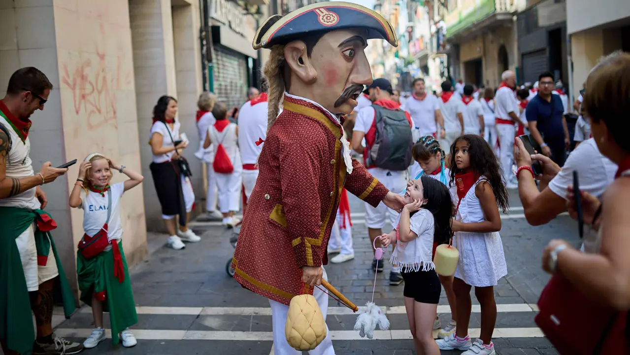La Comparsa de Gigantes y Cabezudos recorre sus últimos metros de las fiestas de San Fermín 2025 de camino a la despedida en la plaza del Ayuntamiento de Pamplona. IÑIGO ALZUGARAY